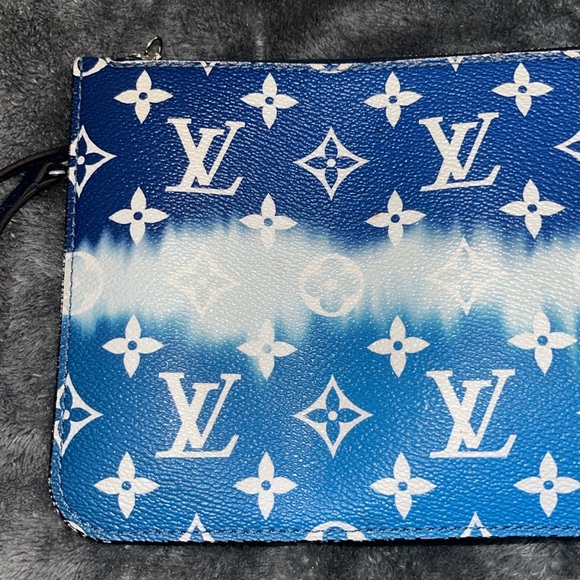 💙🤍🩵 AUTHENTIC LOUIS VUITTON BLUE & WHITE ESCALE WRISTLET- GORGEOUS🩵🤍💙 - Picture 4 of 13